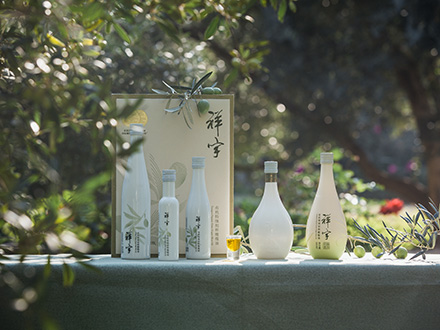 祥宇特級(jí)初榨橄欖油，純手工采摘、精選優(yōu)質(zhì)油橄欖鮮果，用意大利貝亞雷斯全自動(dòng)設(shè)備物理冷榨工藝，在鮮果采摘后8小時(shí)內(nèi)限時(shí)鮮榨而成。